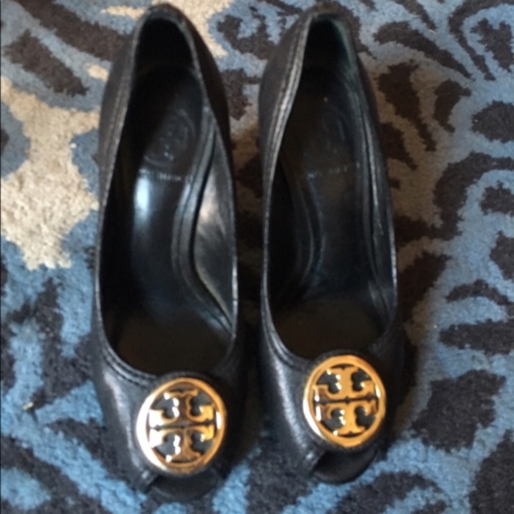TORY BRUNCH peep toe black wedges