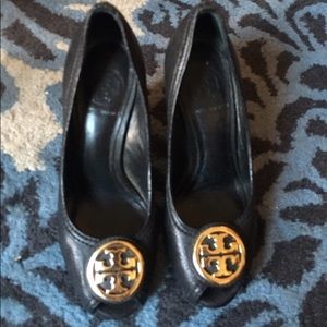 TORY BRUNCH peep toe black wedges