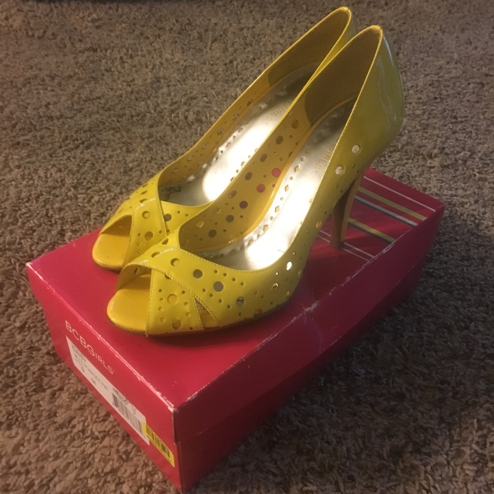 EUC BCBGirls peep toe polka dot patent pumps