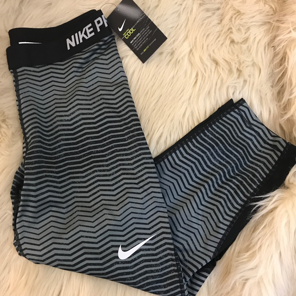 NWT NIKE PRO DryFit Capri striped leggings
