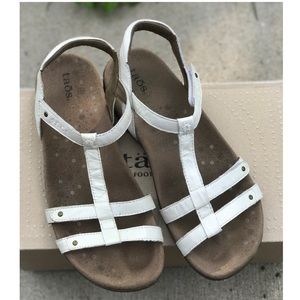 TAOS TROPHY SANDALS GENTLY WORN SIZE 9