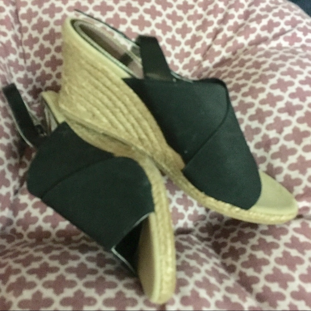 TAHARI Sandals