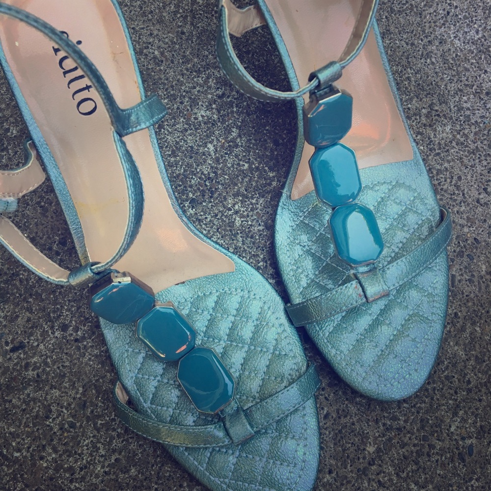 Gorgeous strappy blue heels!