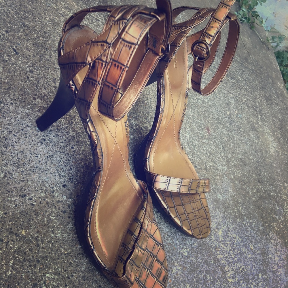 Bronze strappy heels! Super cute!