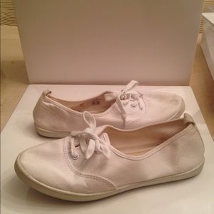 White H&M casual sneakers. Size 8.