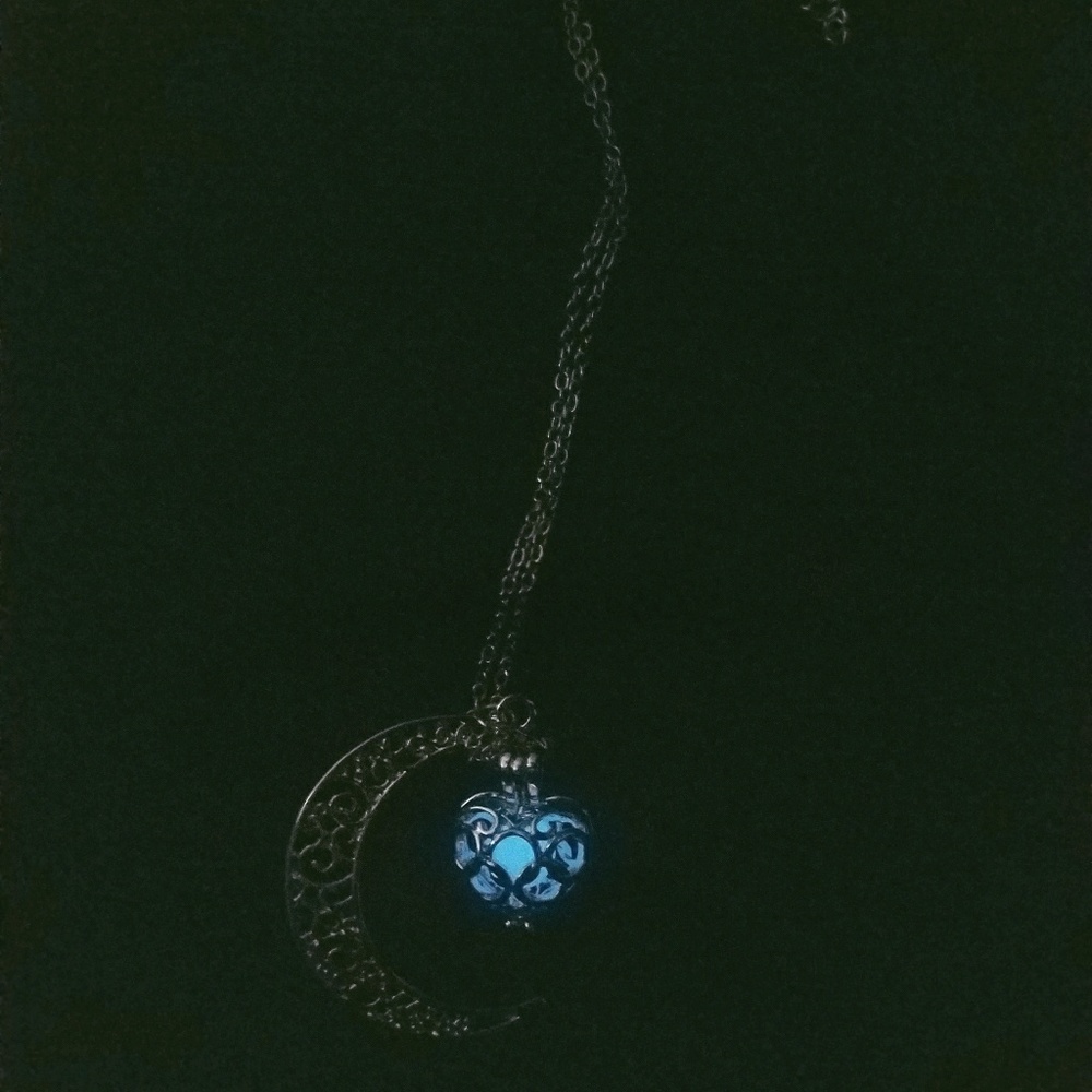 Glow in the dark charm moon necklace - Picture 3 of 5
