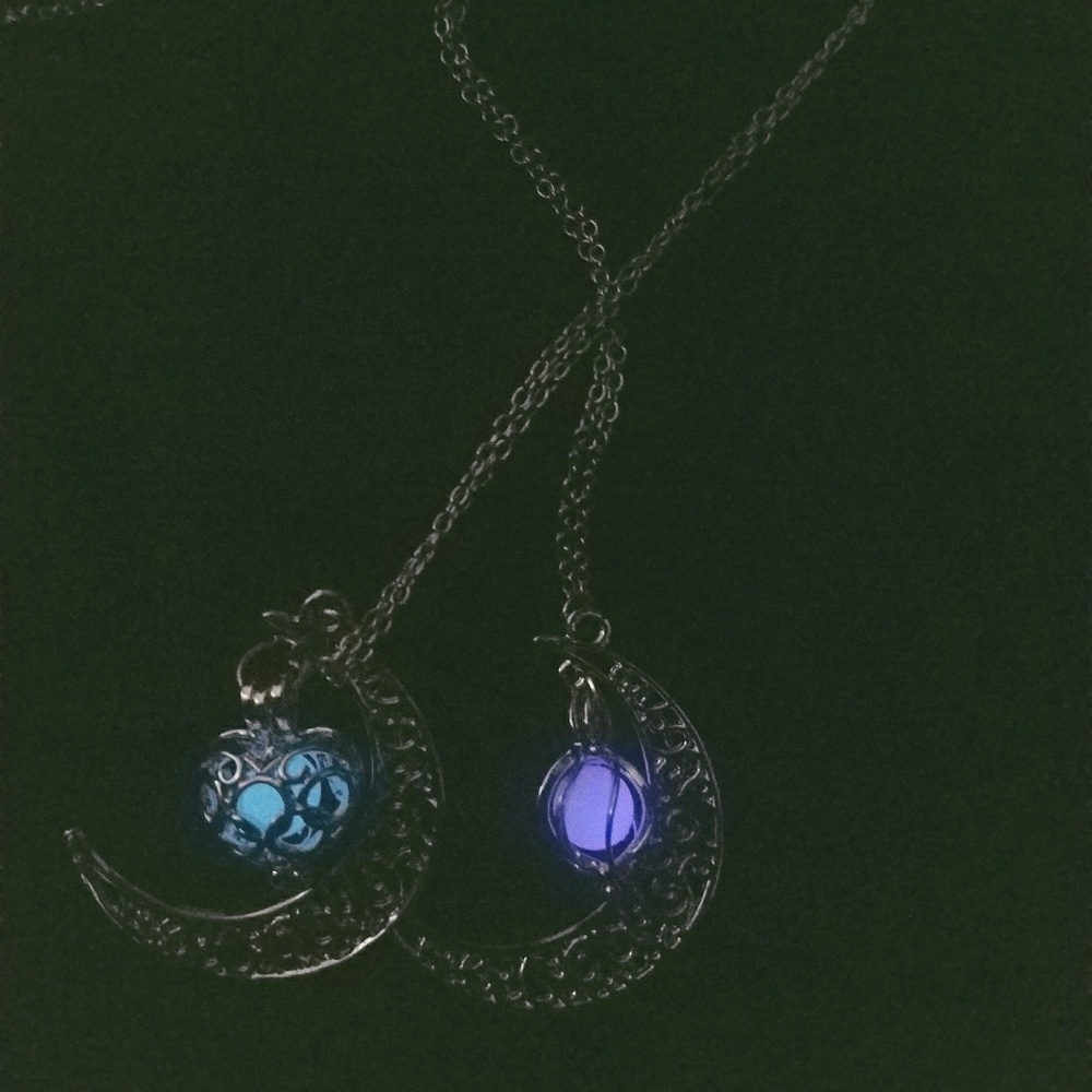 Glow in the dark charm moon necklace - Picture 2 of 5
