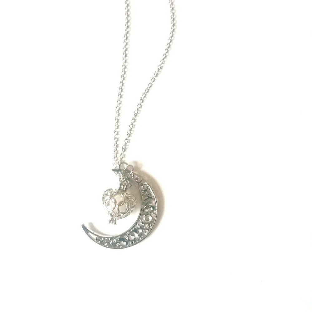 Glow in the dark charm moon necklace - Picture 4 of 5