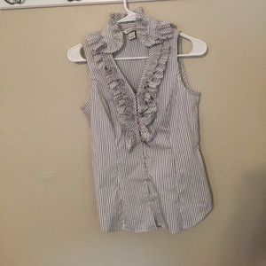 GORGEOUS WHBM Sleeveless Fitted Ruffled Blouse