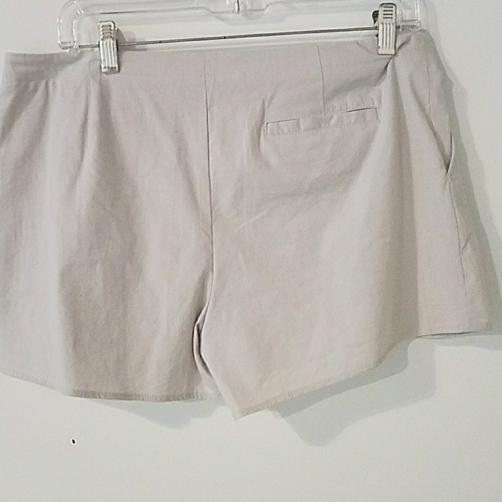 BCBG New Pleated Shorts - NWOT - Picture 5 of 5