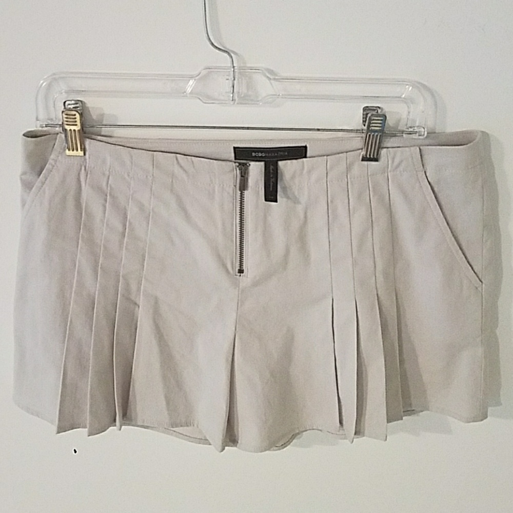 BCBG New Pleated Shorts - NWOT - Picture 4 of 5