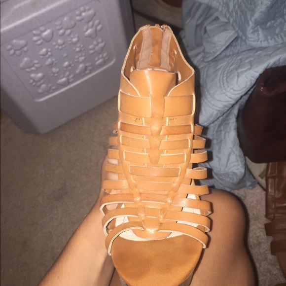 Size 5.5 tan wedges - Picture 2 of 2