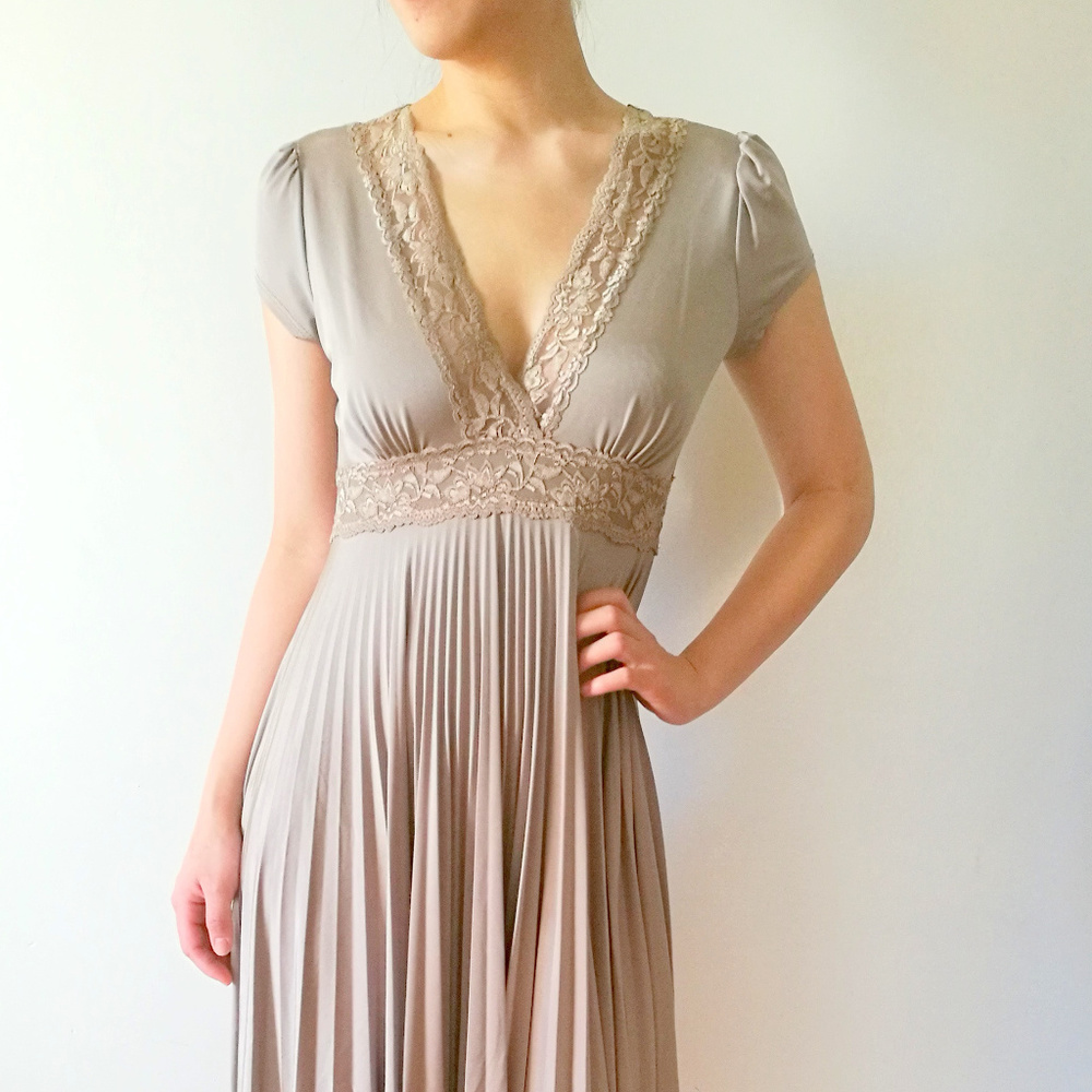 [ Soprano ] V-Neck Pleated Dress