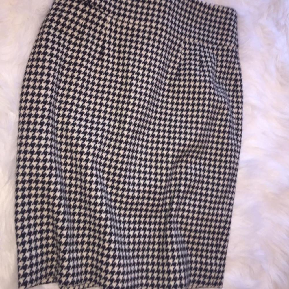 Black and white Banana Republic pencil skirt