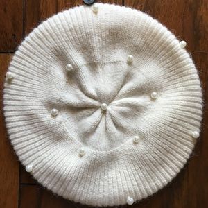 Cream beret with pearl detail🌸NWT🌸