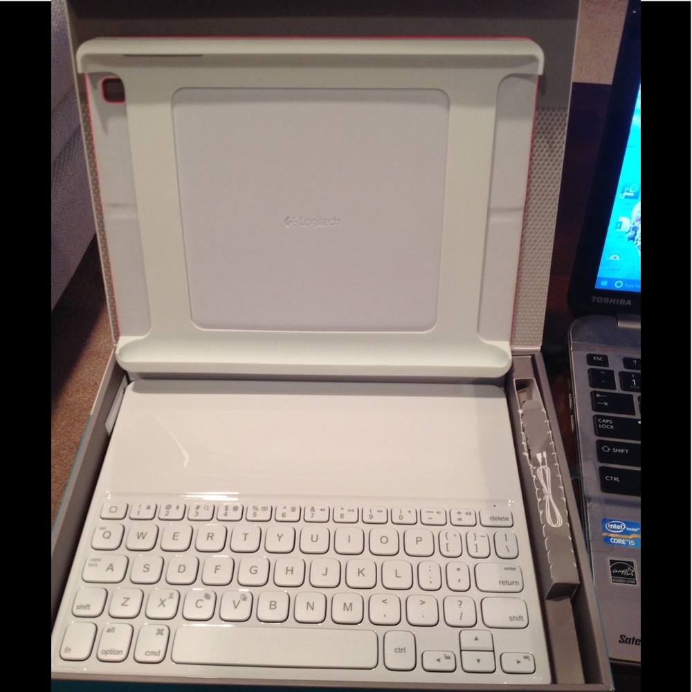 Logitech Keyboard Folio - Picture 2 of 4