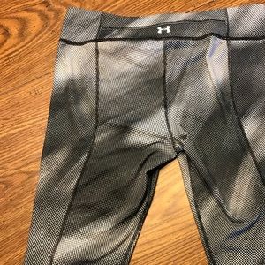 Under armour size L crop pants