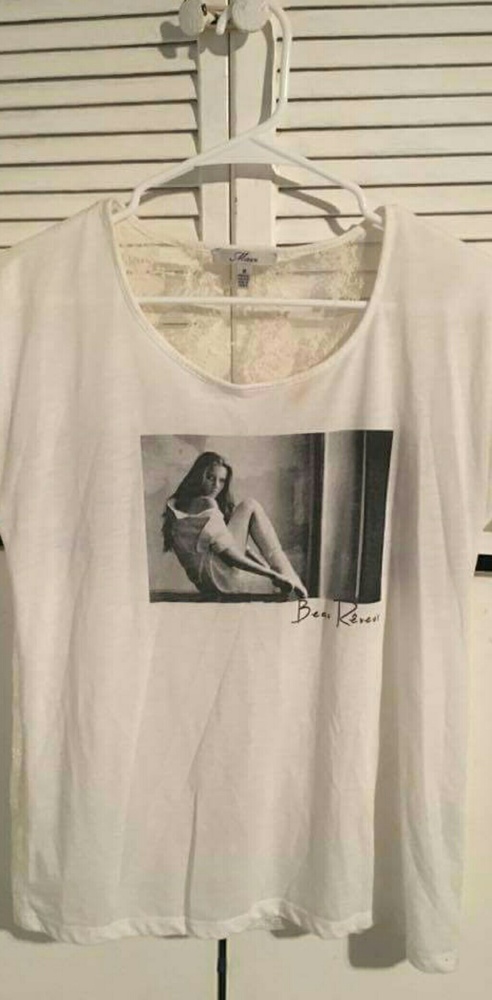 Cute and loose white shirt with lace back