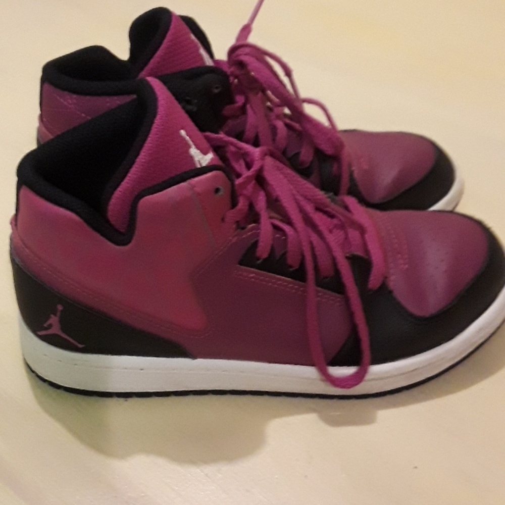 Nikes - Picture 2 of 4