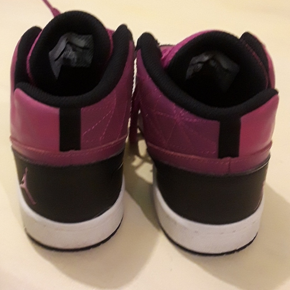 Nikes - Picture 3 of 4