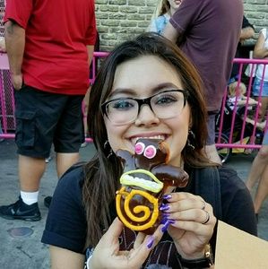 Meet your Posher, Laura