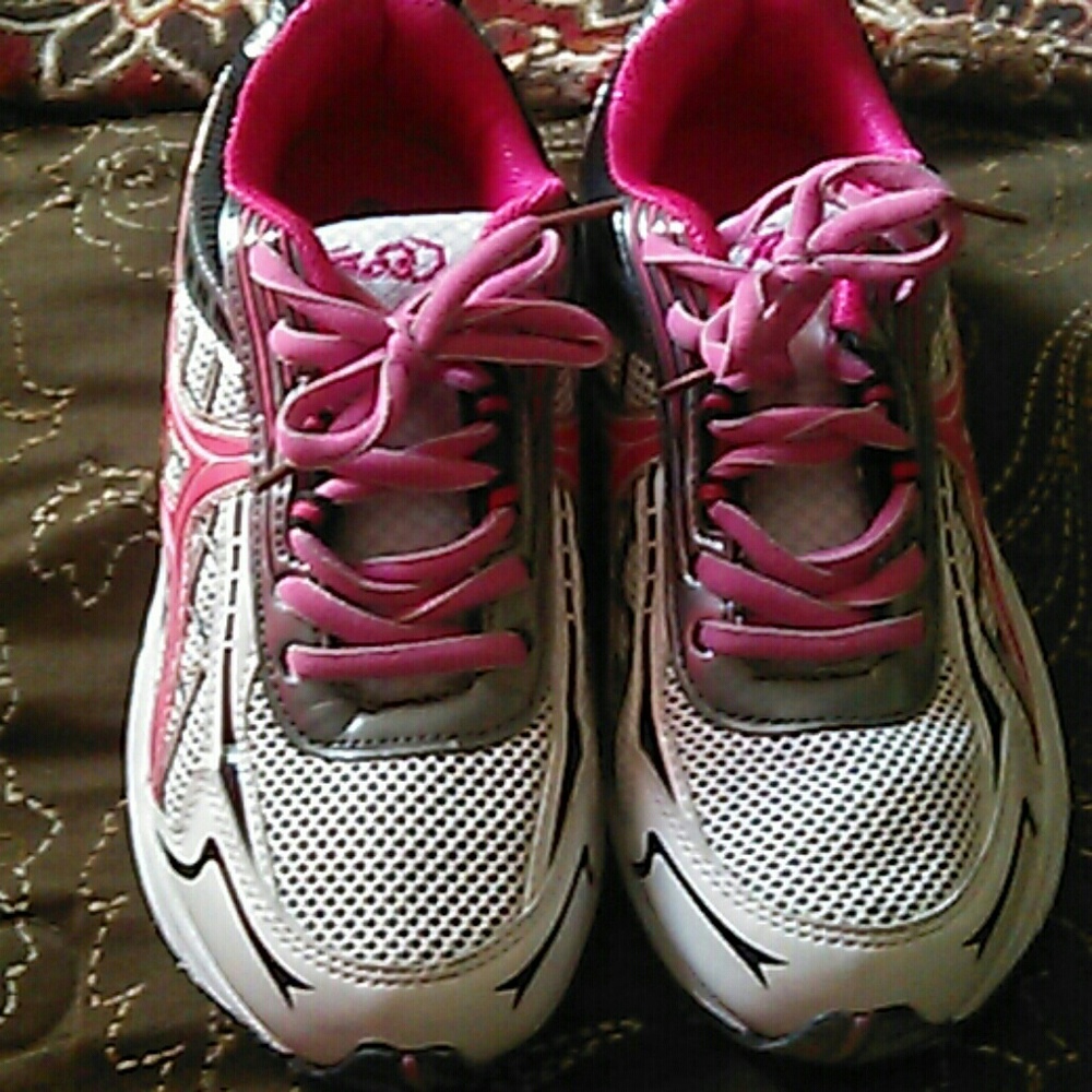 Tec black and hot pink tennis shoes