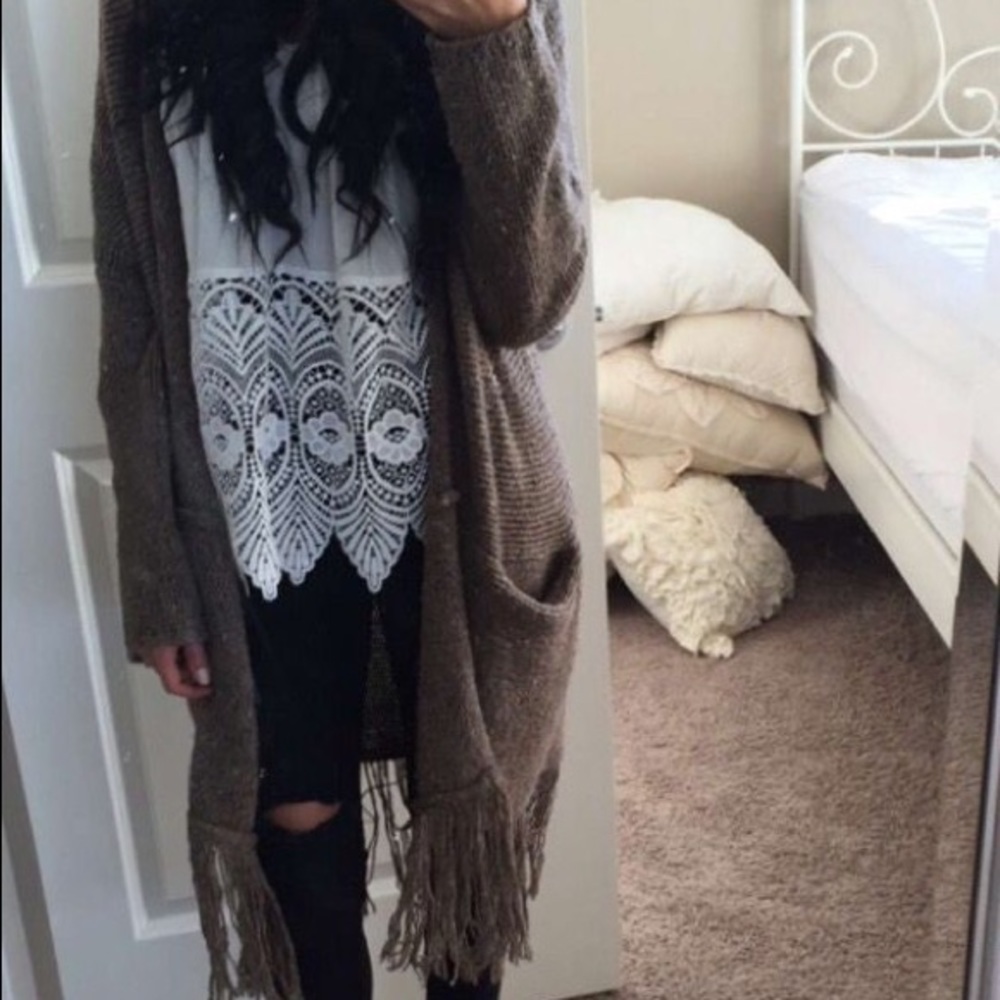 DISO. WHITE LACE TOP AND FRINGE CARDIGAN