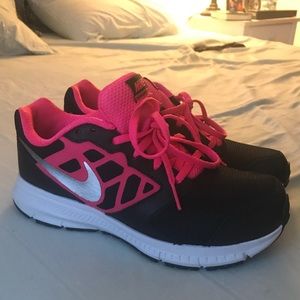 Nike Pink & Black Sneakers (4.5 Youth)