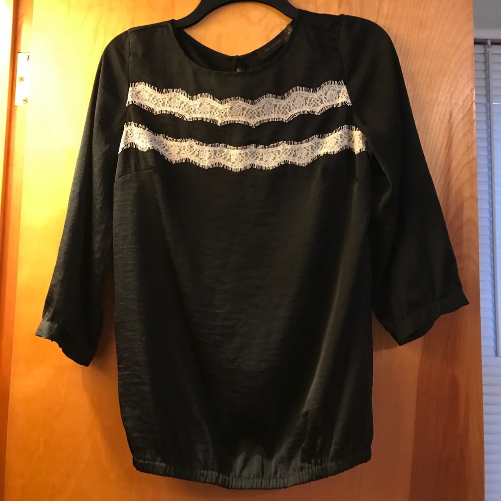 ⭐️FLASH SALE⭐️The Limited silky black top