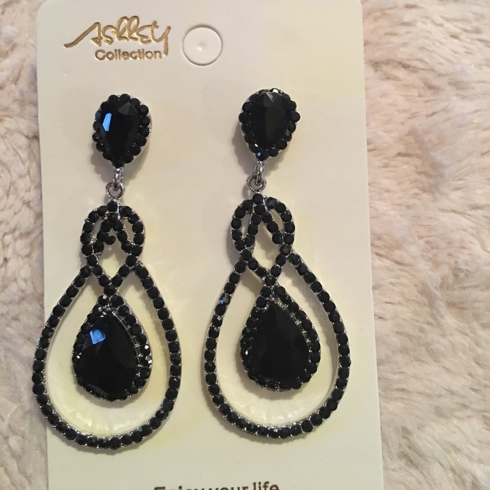 Elegant black earrings!