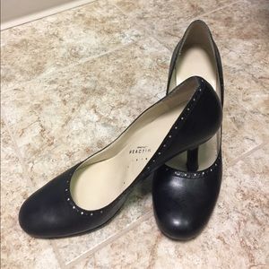 KENNETH COLE REACTION Black leather pumps