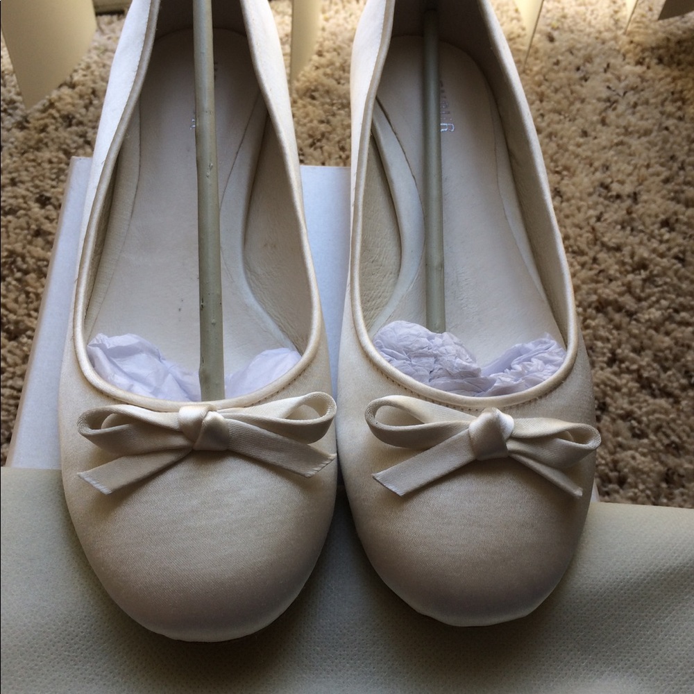 Menbur Alicia ballet Ivory Silk Flats