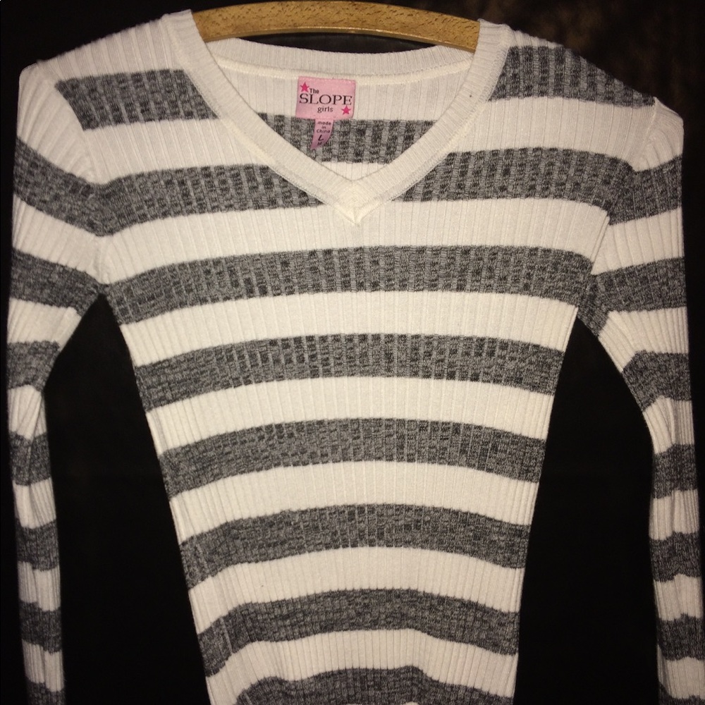 Longsleeved gray and white shirt