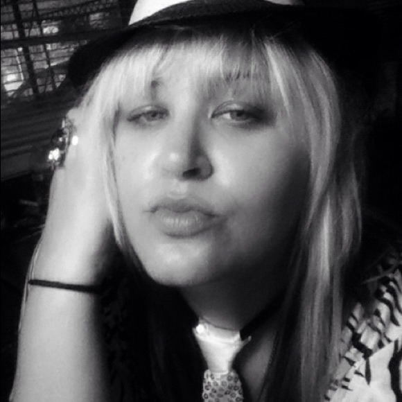 Meet your Posher, Satina - Picture 2 of 8