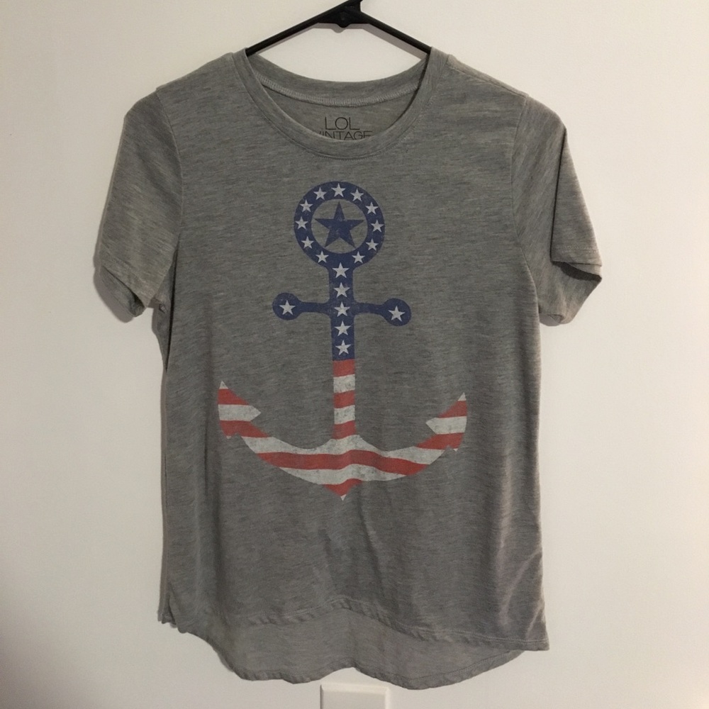 gray tee shirt