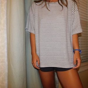 BLACK AND WHITE STRIPPED TEE