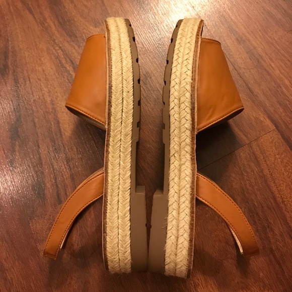 Tan slingback sandals - Picture 3 of 3