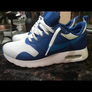 Nike air youth tavas blue/white like new size 4.5Y