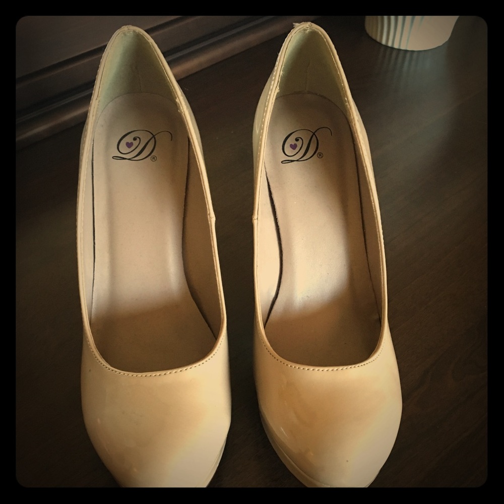 Nude Heels 👠