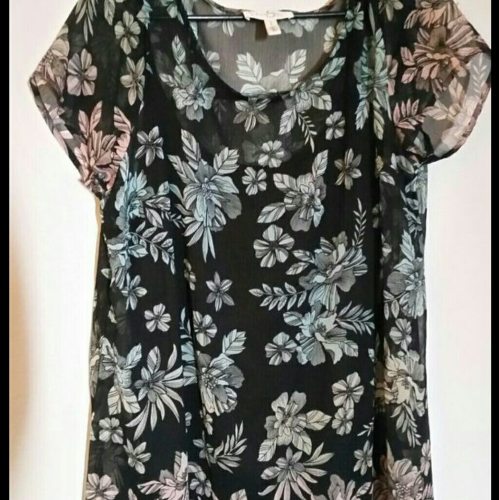 Jessica Simpson butterfly maternity blouse in size