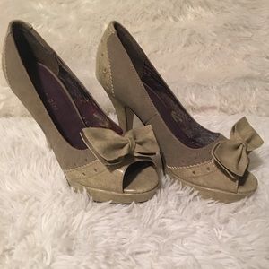 Gray/beige heels BRAND NEW !! Never worn