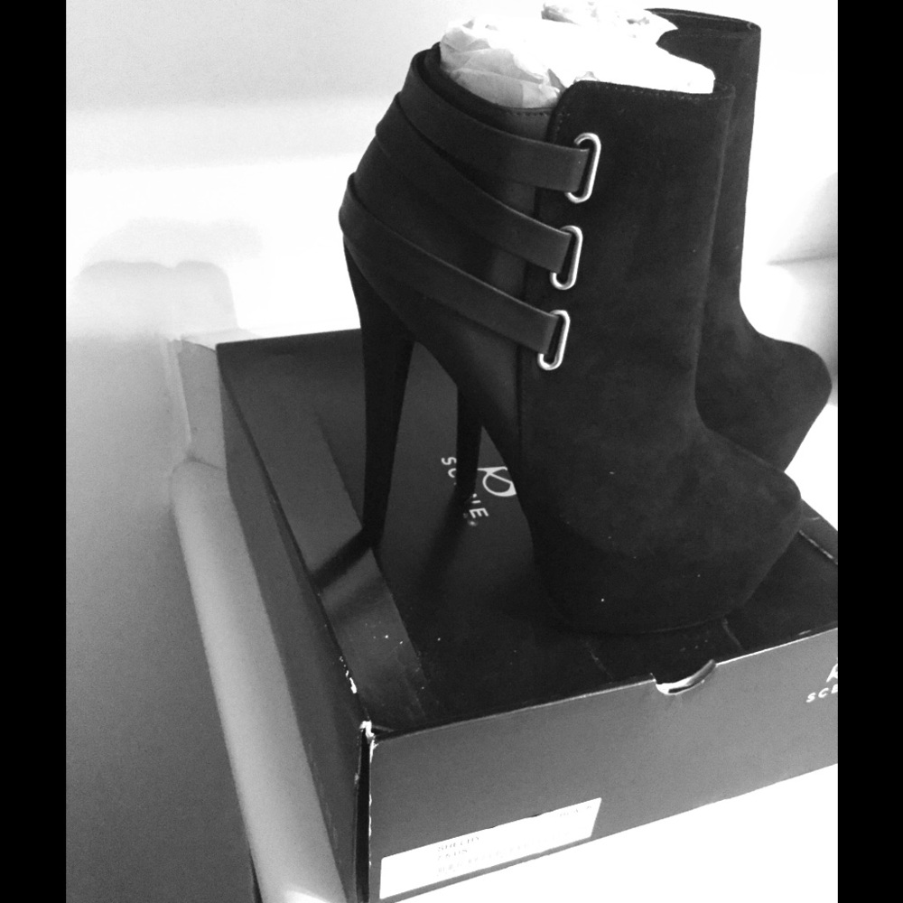 Shoedazzle Bootie