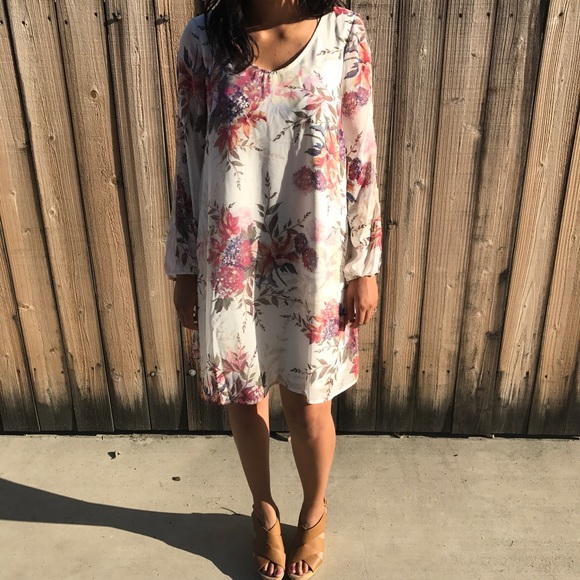 Dresses & Skirts - 🌸*Host Pick 8/7/2017*🌸 Floral Shift Dress