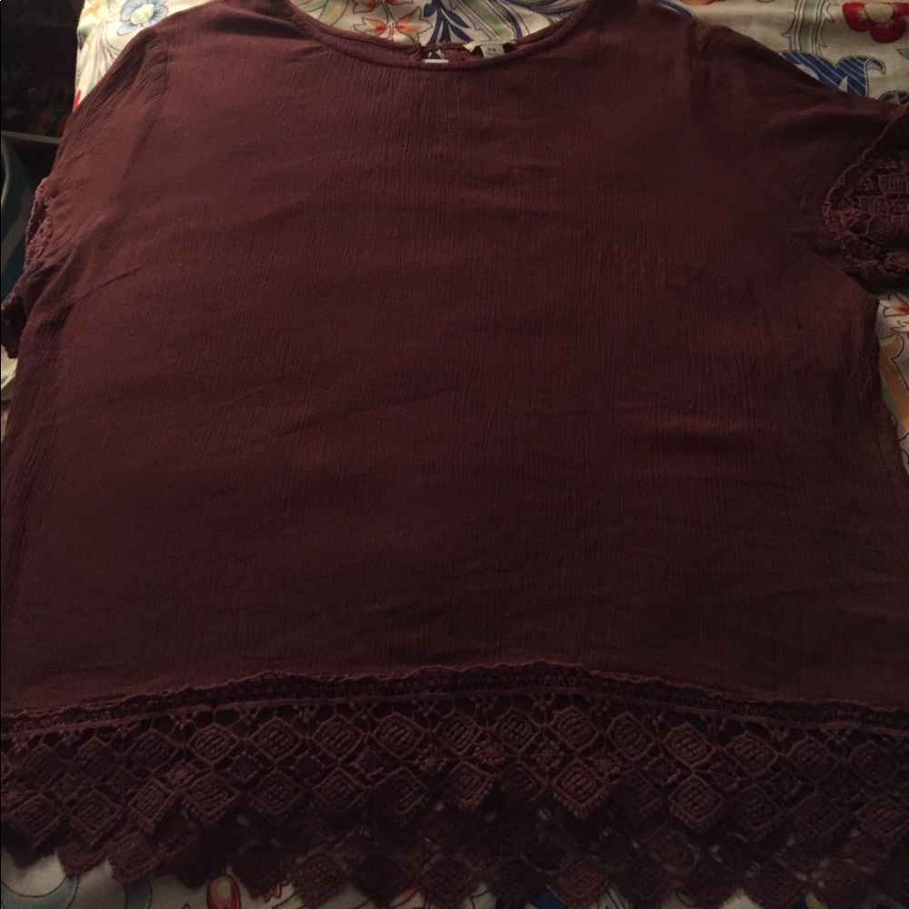 Cute lace trimmed dust rose top🌹