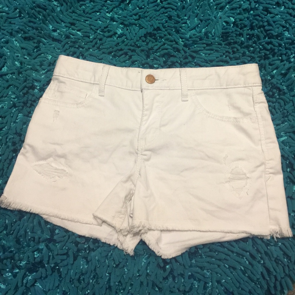 Frayed denim shorts