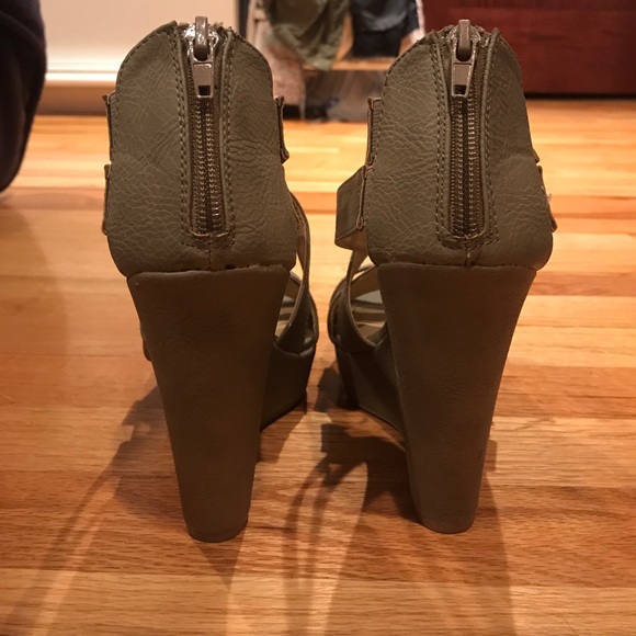 Chinese Laundry Beige Wedges - Picture 3 of 5