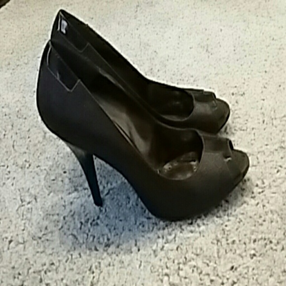 GUC! Sexy BCBG Peep toe 4 inch heels! Size 9. No slip gel liners in shoe. - Picture 3 of 4