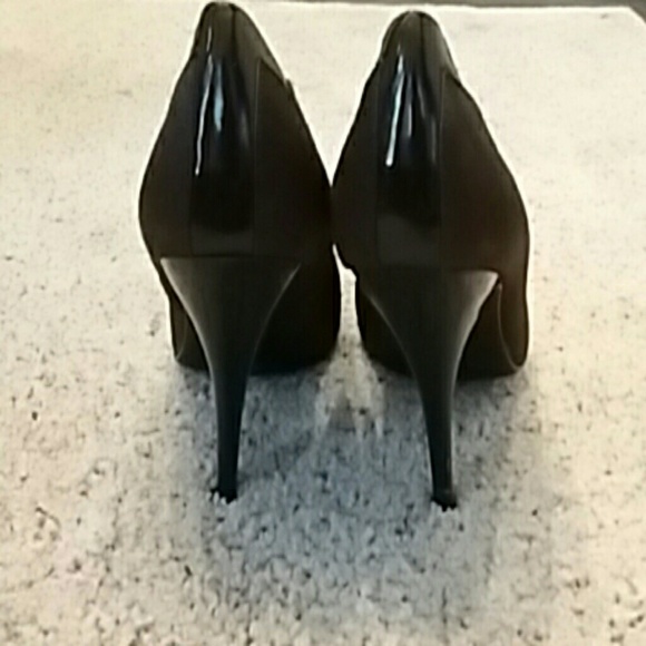 GUC! Sexy BCBG Peep toe 4 inch heels! Size 9. No slip gel liners in shoe. - Picture 4 of 4