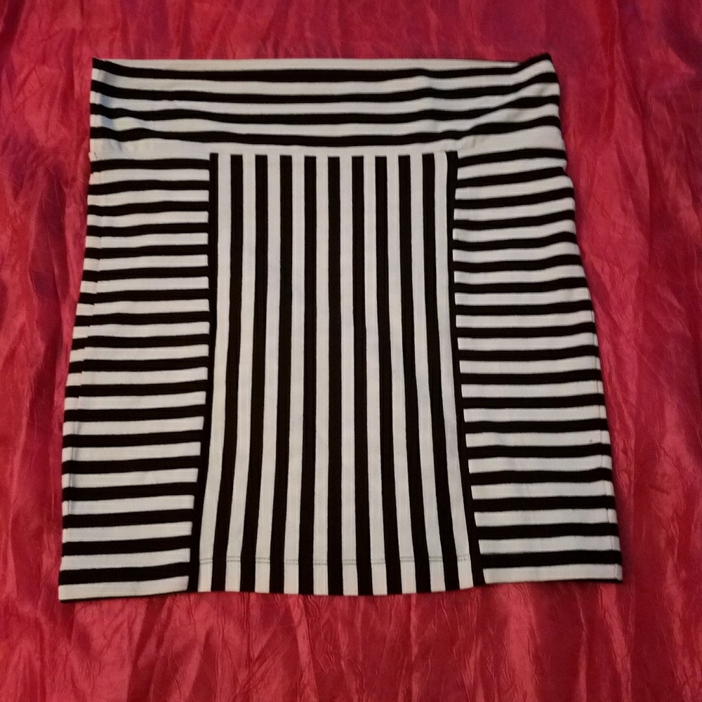 Mini skirts - Picture 5 of 6