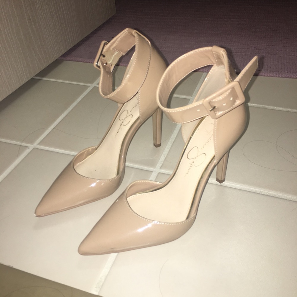 Jessica Simpson pumps